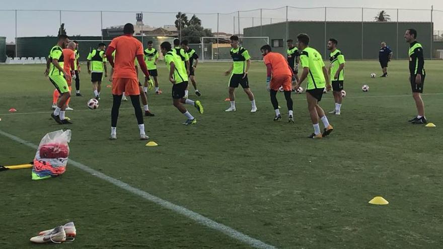 Los jugadores del Elche durante el entrenamiento en el Pinatar Arena