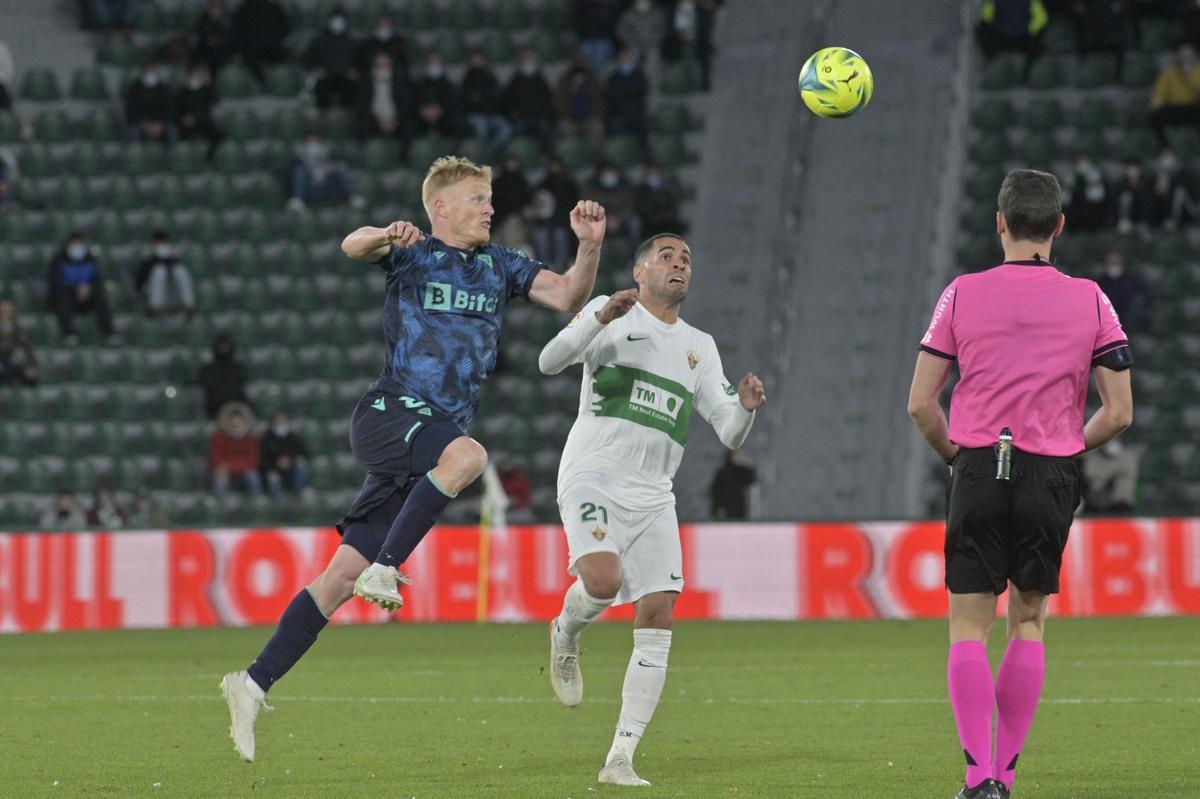 El último Elche CF - Cádiz celebrado en el Martínez Valero, con Omar Mascarell pugnando por un balón