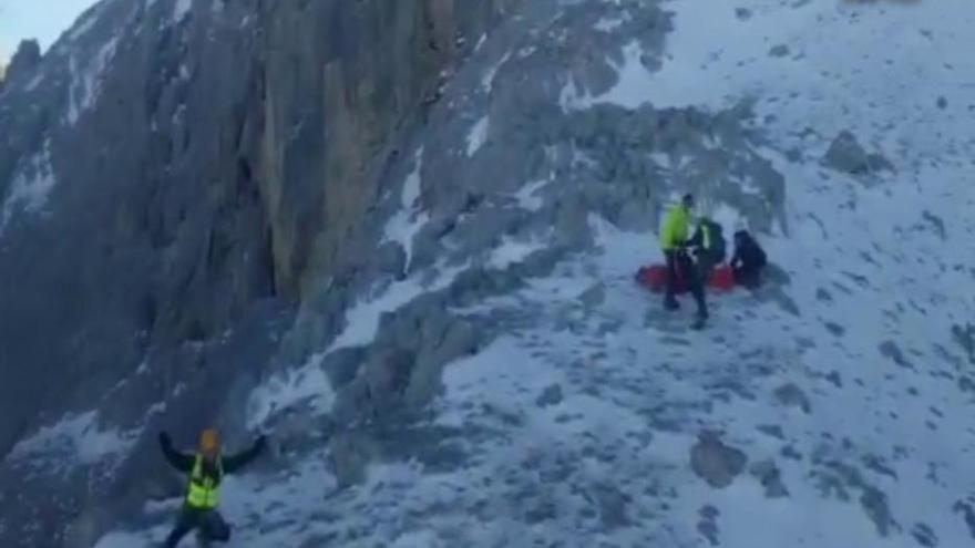 Muere un montañero vasco de 62 años al resbalar en el hielo en Picos de Europa