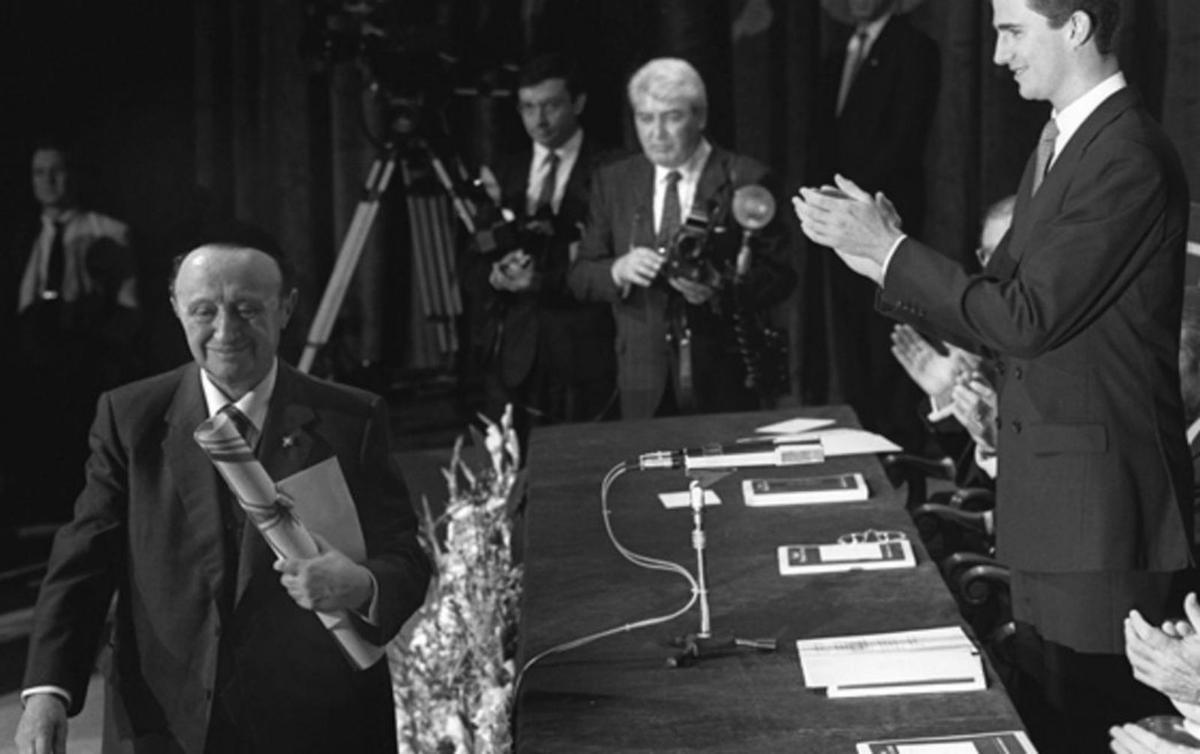 El representante de las Comunidades Sefardíes, Solomon Gaón, tras recoger su premio de la Concordia en 1990