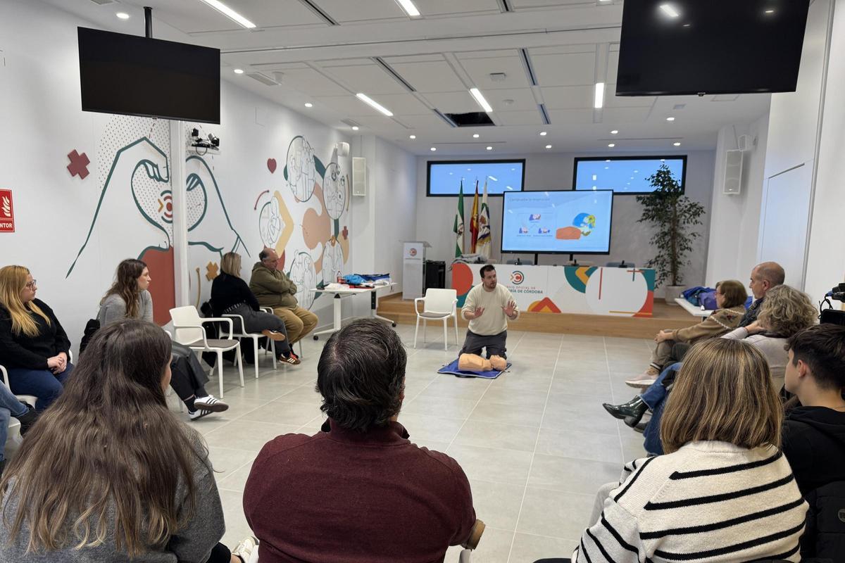La Hermandad del Amor y el Colegio de Enfermería refuerzan la cardioprotección en la Semana Santa de Córdoba.