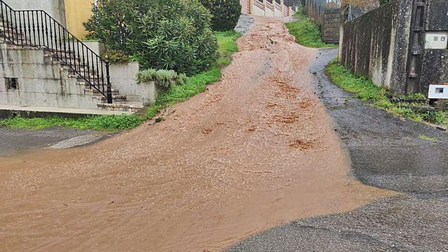 Un río de lodo por el camino de Guillán.  | // FDV