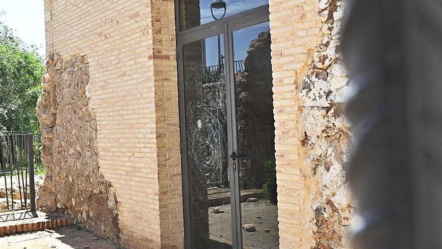 Imagen de los daños ocasionados en una de las puertas del histórico edificio del Molí la Vila de Vila-real.    | MANOLO NEBOT