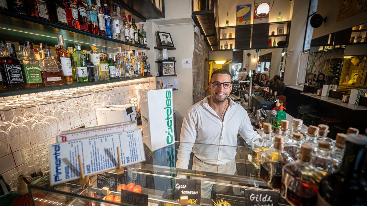 Martín Pimentel, fundador del grupo Amicks, en el Bar Pimentel, que la peta en Barcelona.
