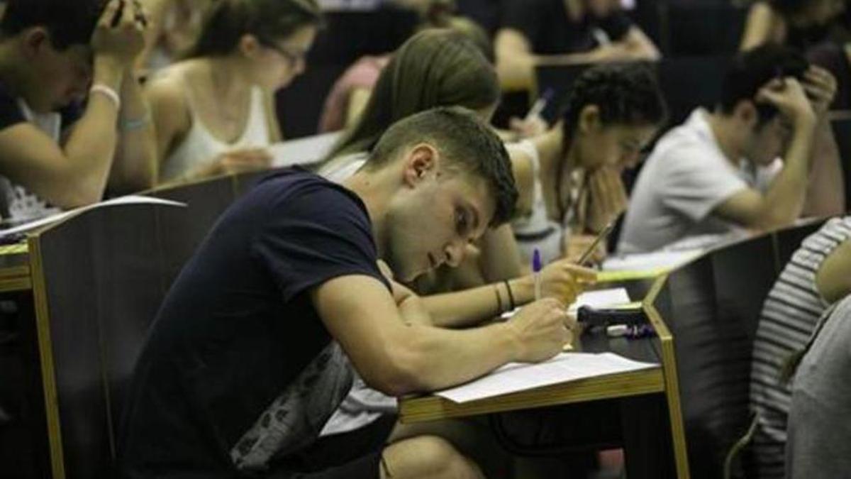 Estudiantes universitarios, realizando un examen.