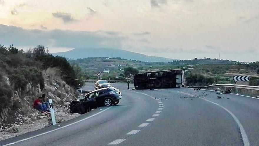 Un camión vuelca en la N-332 en Benissa tras chocar con un turismo