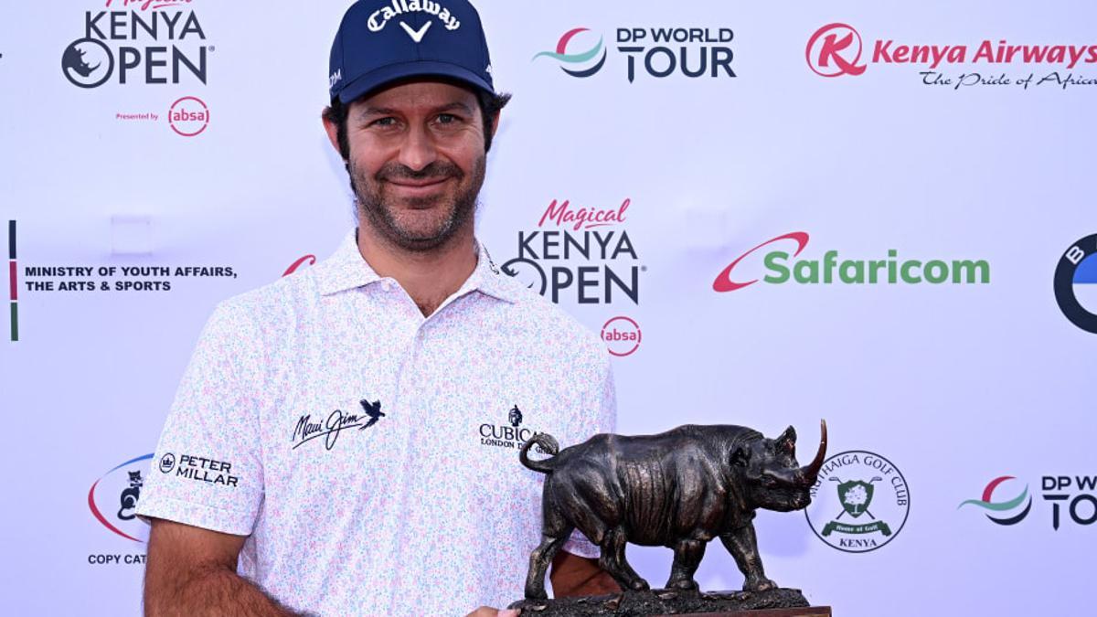 Jorge Campillo, con el trofeo que le acredita como vencedor.