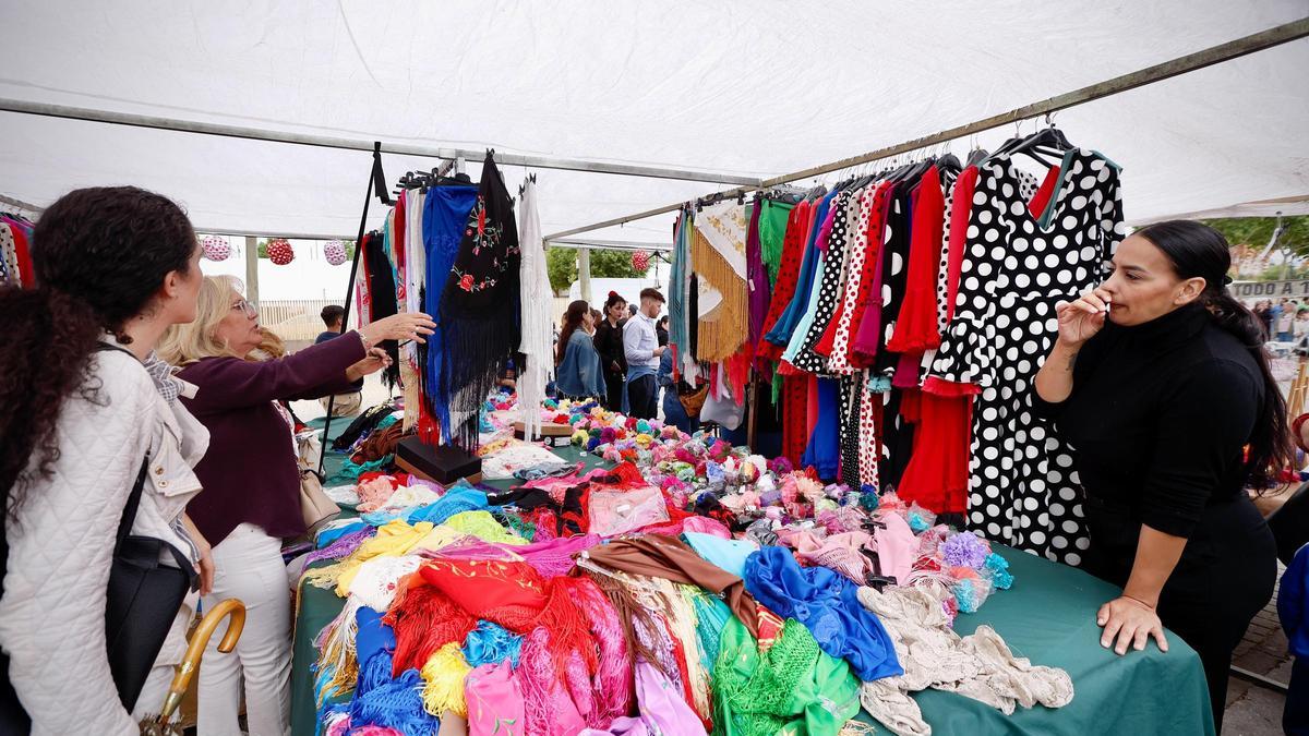 Uno de los puestos del mercadillo de El Arenal.