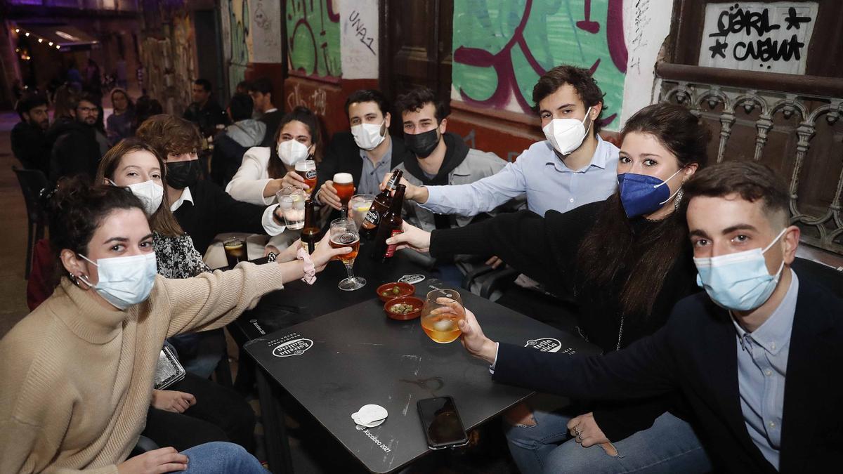 Jóvenes reunidos en un bar en Vigo.