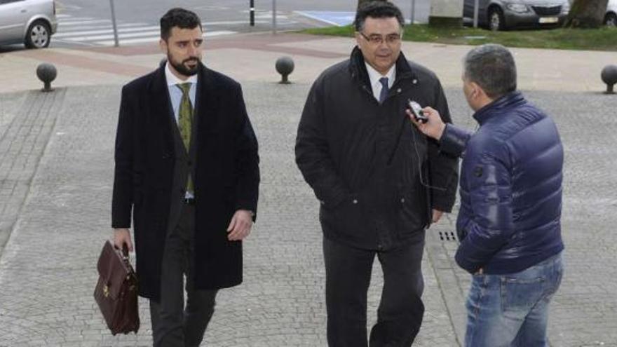 El abogado Esteban Rico y el concejal Julio Flores, entrando en los juzgados de Lugo la pasada semana para declarar. / carlos pardellas