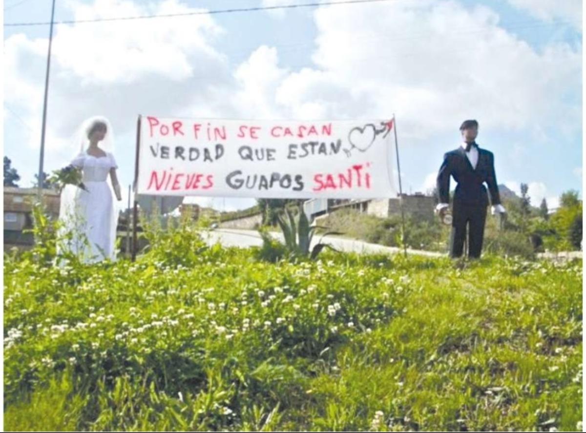 Una pancarta y dos maniquíes anuncian una boda en una de las rotondas de la avenida Clara Campoamor.