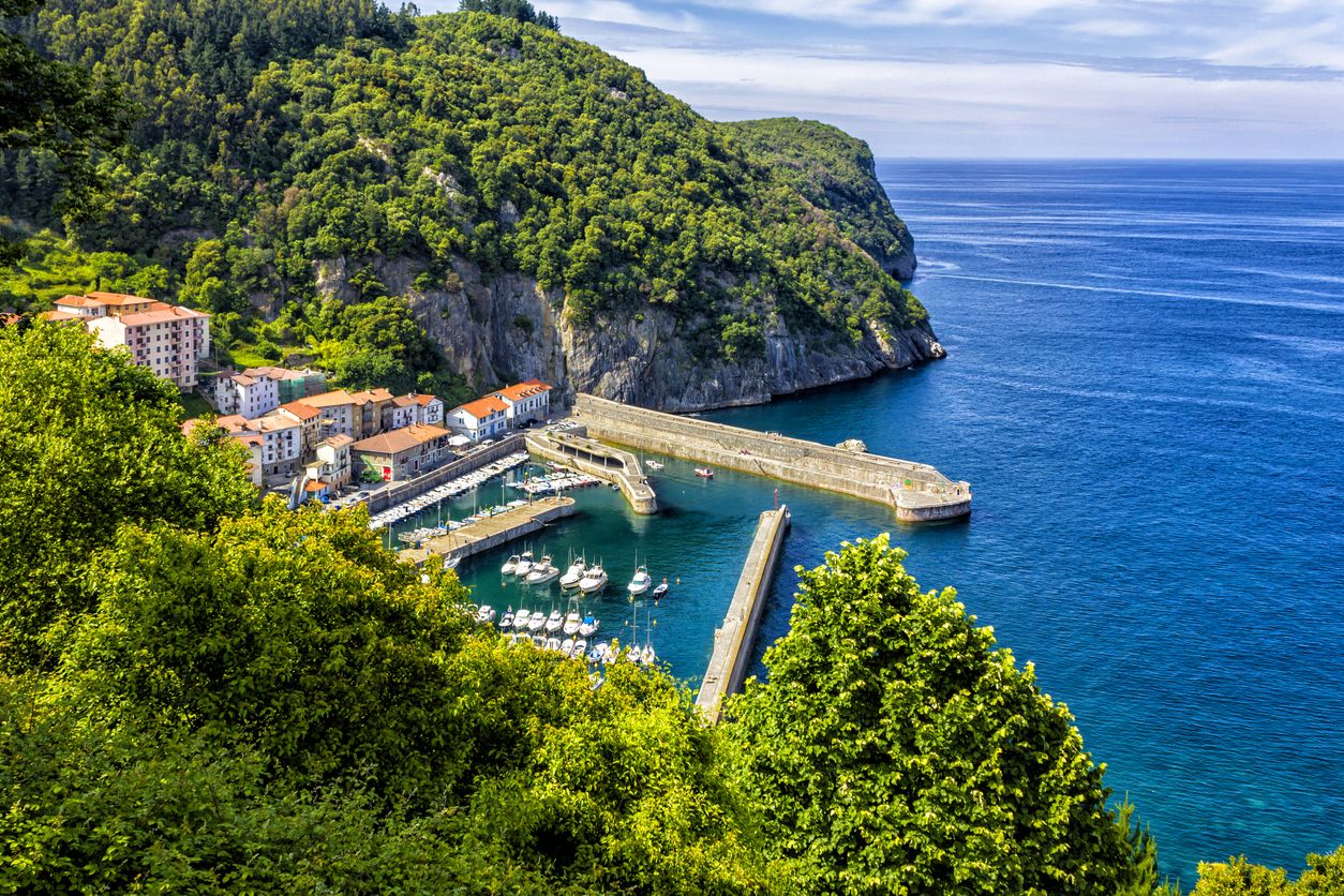 El puerto de Elantxobe bajo el abrigo de la peña de Ogoño