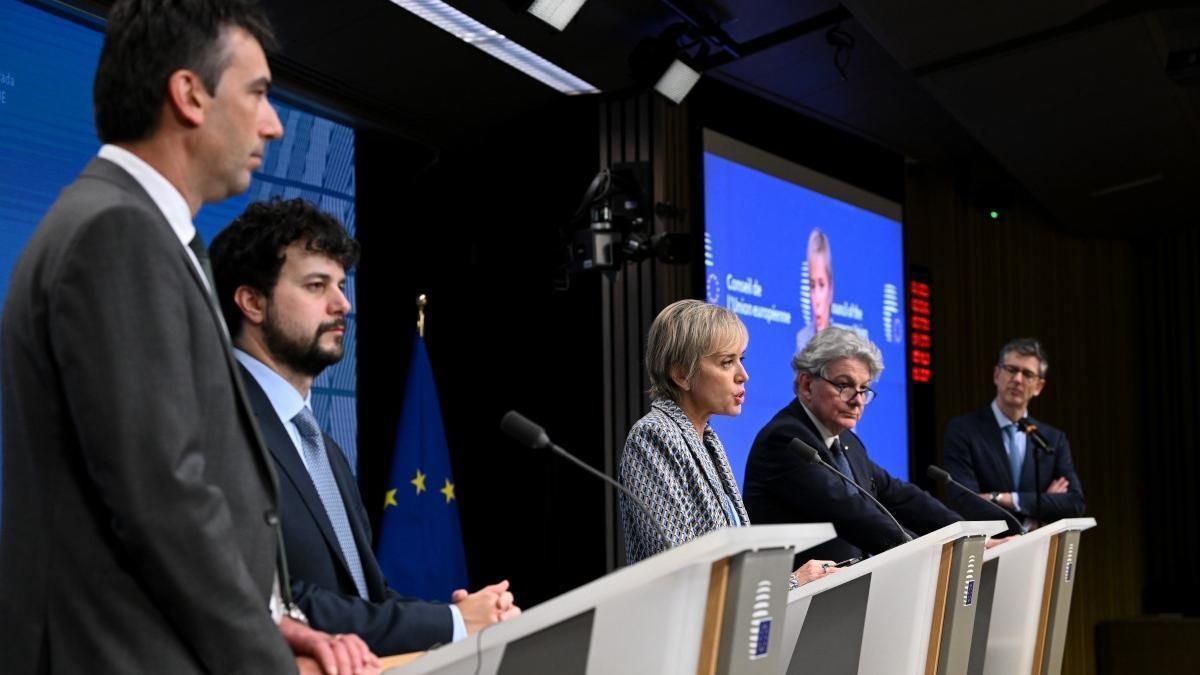 Carme Artigas, durante la rueda de prensa en el Parlamento Europeo tras el acuerdo sobre la 'AI Act'.