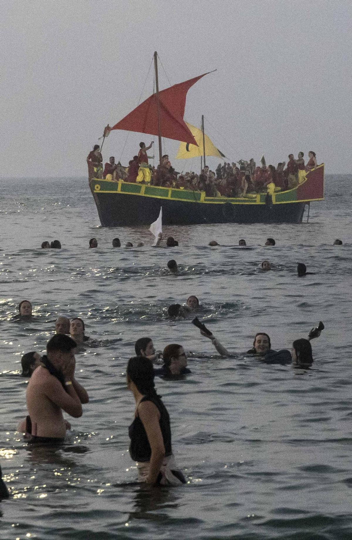 El Desembarco llena de épica la costa de La Vila