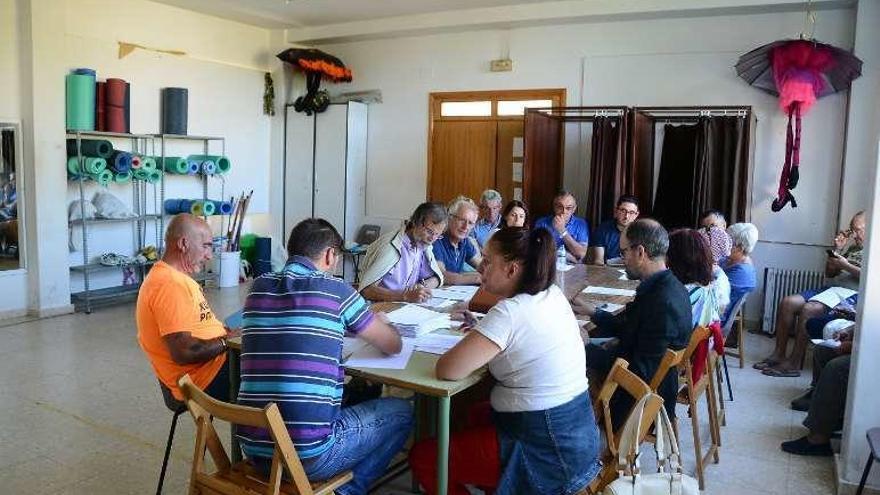 Reunión del consello vecinal de Tirán, ayer en el centro cultural. // G.N.