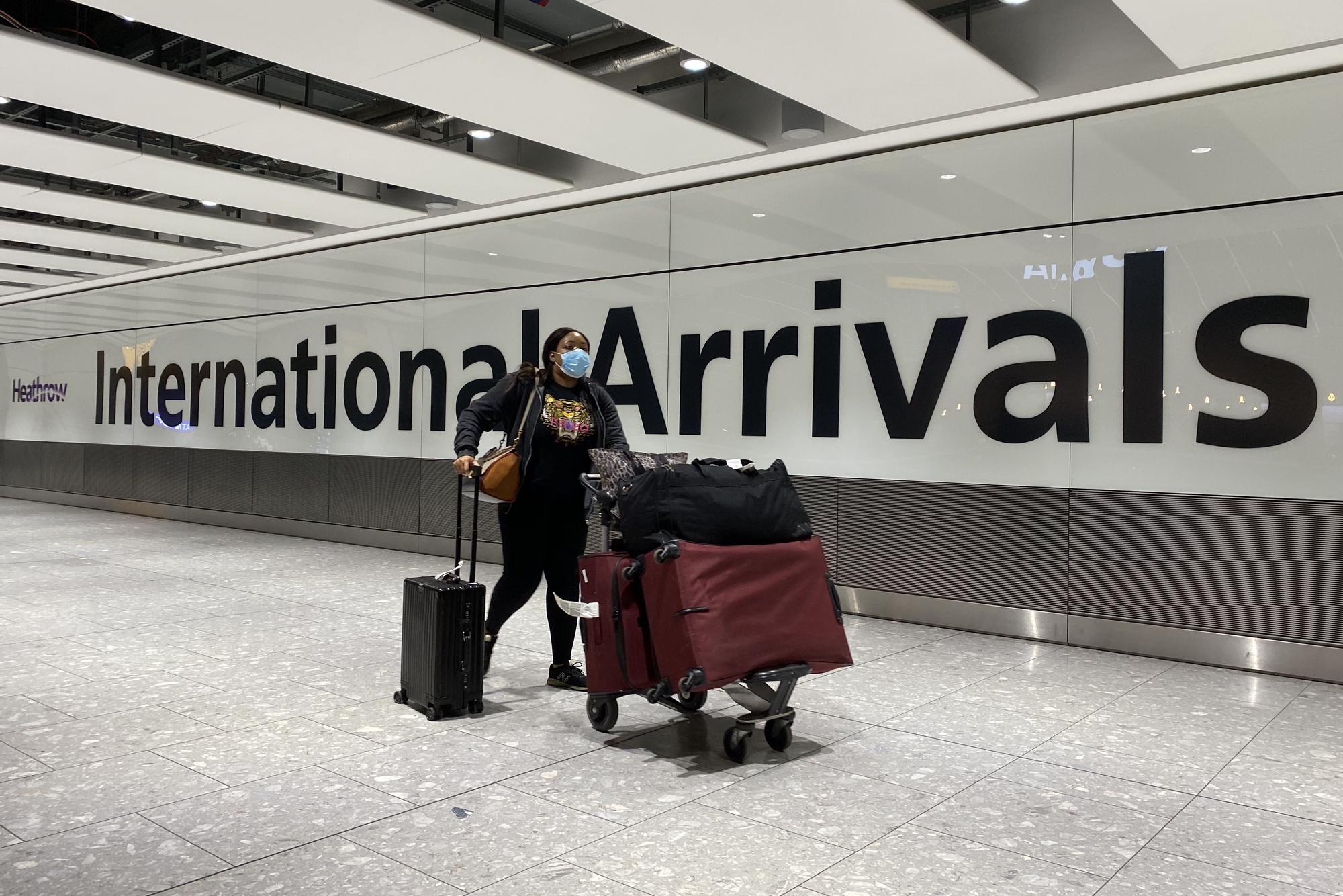 Una pasajera empuja su maleta en un aeropuerto