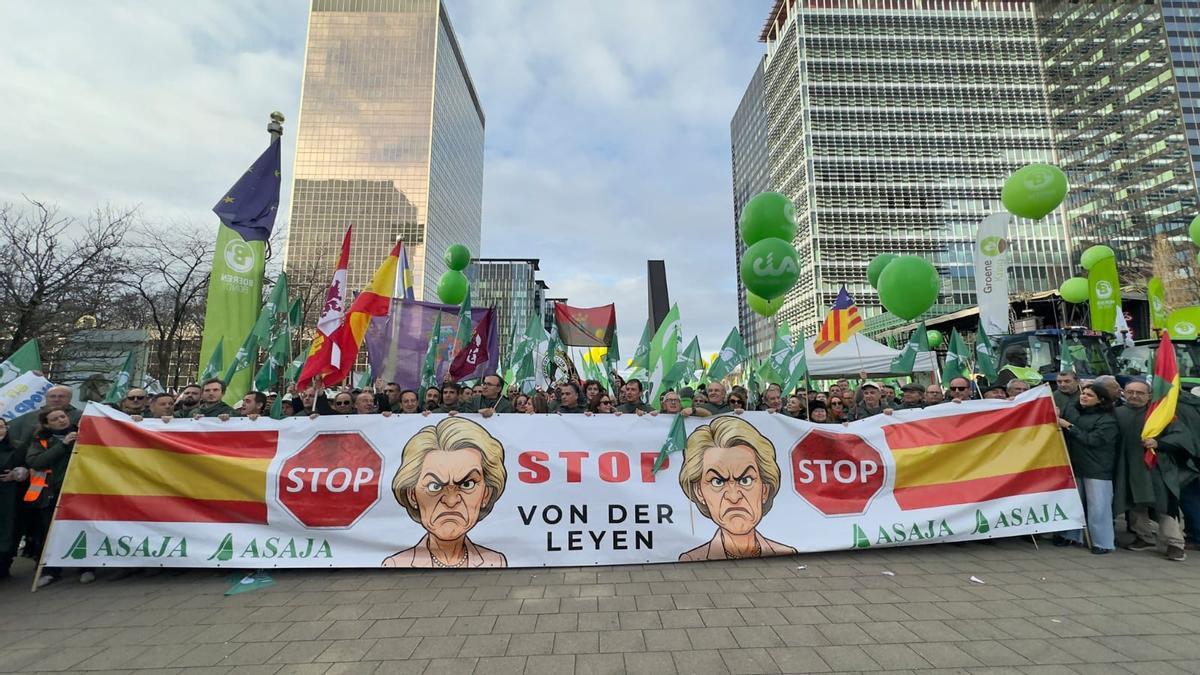 Carteles contra Ursula von der Leyen en la marcha de Bruselas.