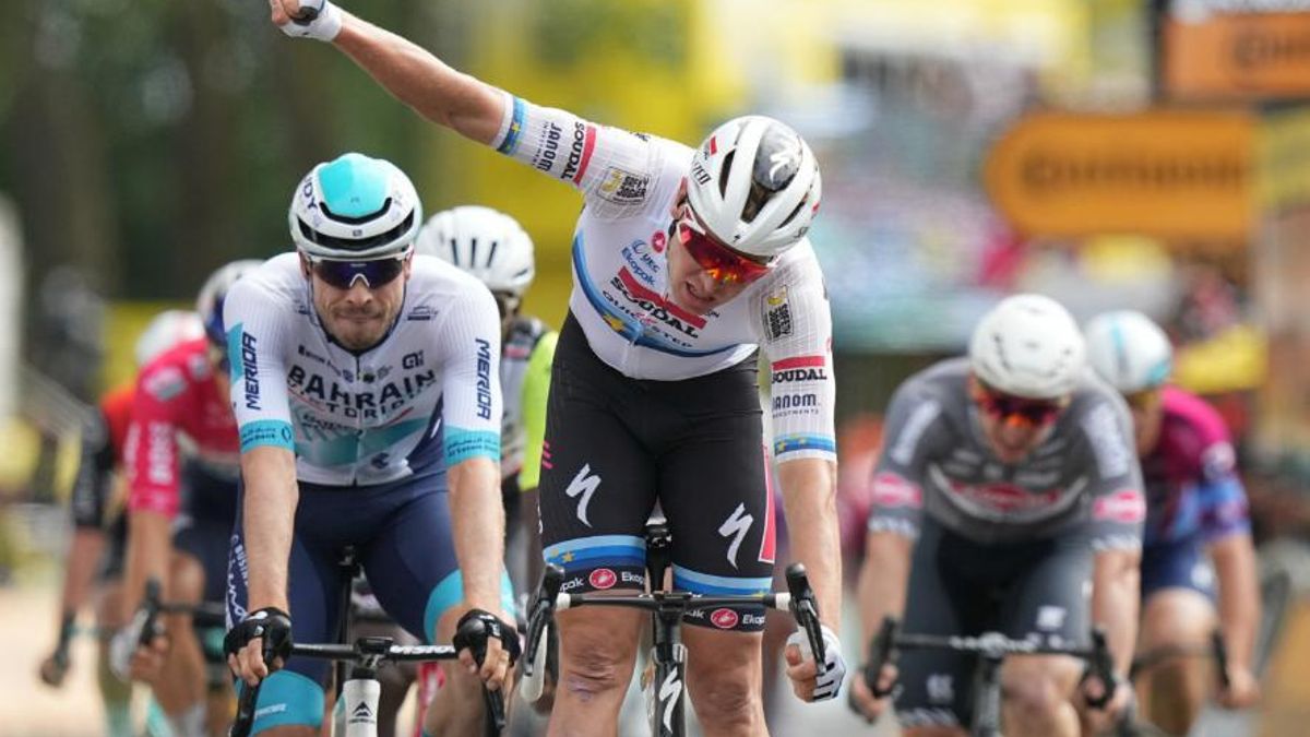 Tim Merlier aixeca el braç a l'arribada a Dunkerque