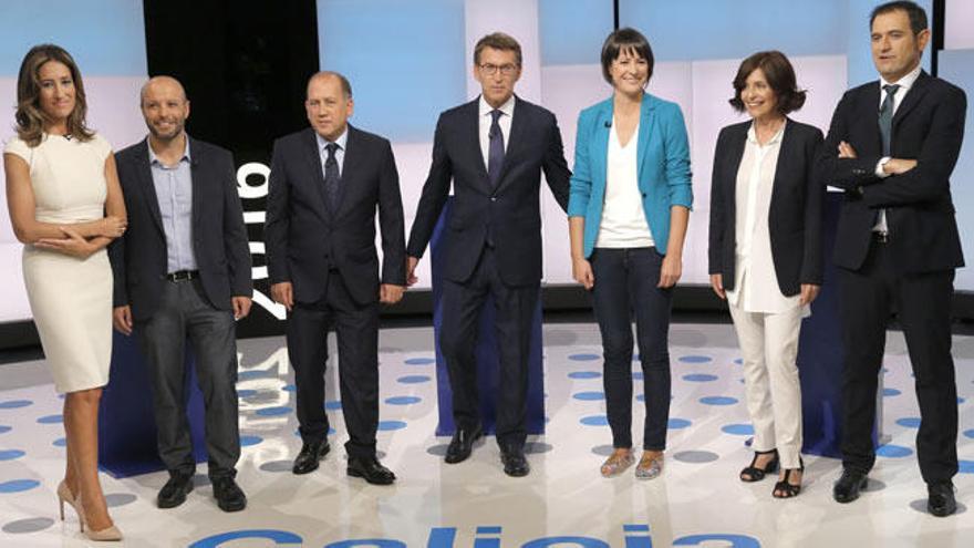 Los candidatos junto a los moderadores del debate // EFE