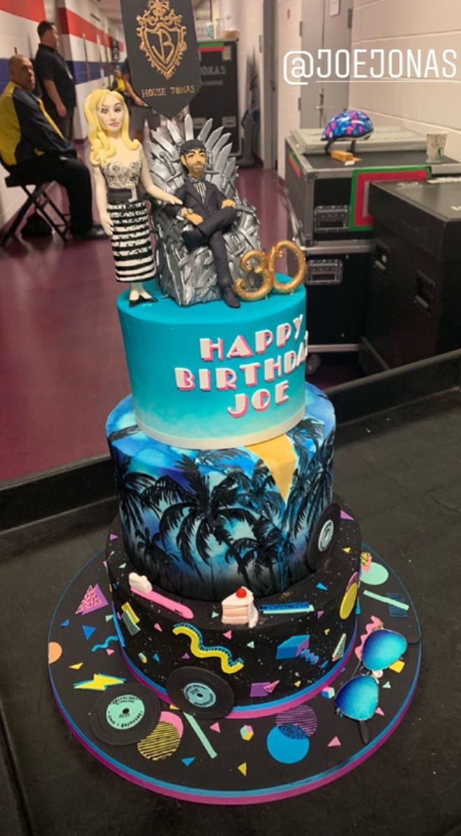 Tarta de cumpleaños de Joe Jonas con él sentado en el Trono de Hierro y Sophie Turner a su lado