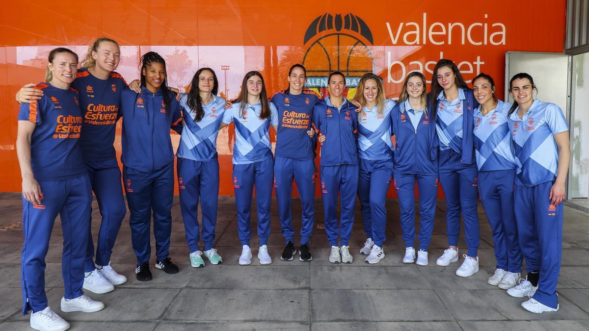 La plantilla del Valencia Basket, en L'Alqueria antes de viajar hacia Salamanca