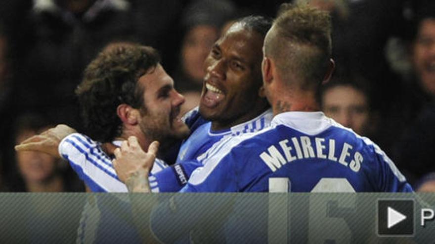 Mata celebra un gol con Drogba y Meireles.