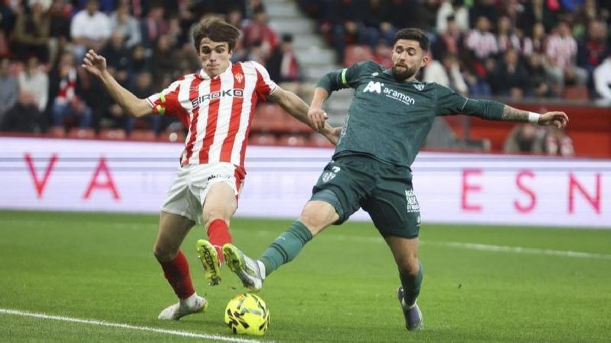 Jordi Escobar disputa un balón con Andrés Cuenca en El Molinón.