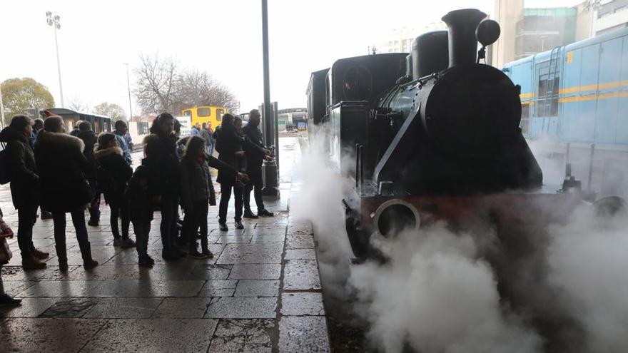 Visitantes en el Museo del Ferrocarril de Asturias.