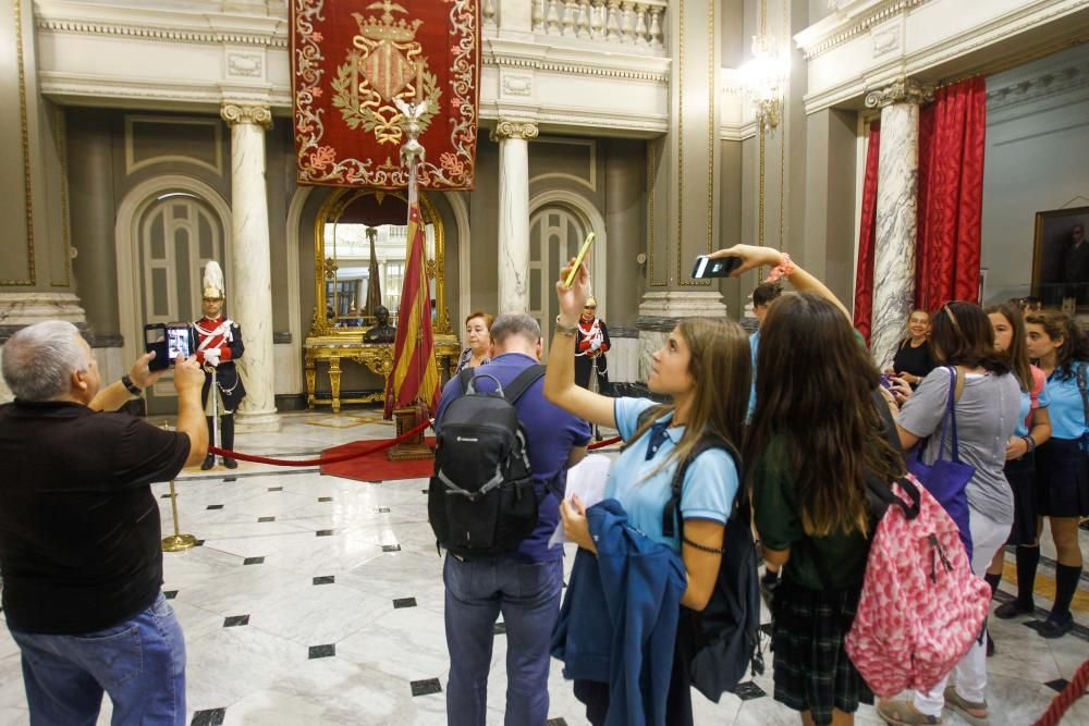 Los valencianos visitan la Real Senyera, expuesta en la sala de cristal