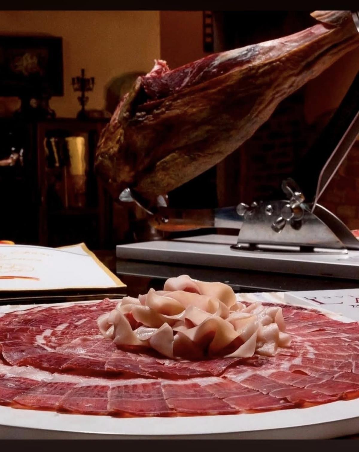 Montánchez lleva su jamón ibérico y su vino al Salón Gourmets de Madrid y promociona su cita recreacionista con Carlos V.