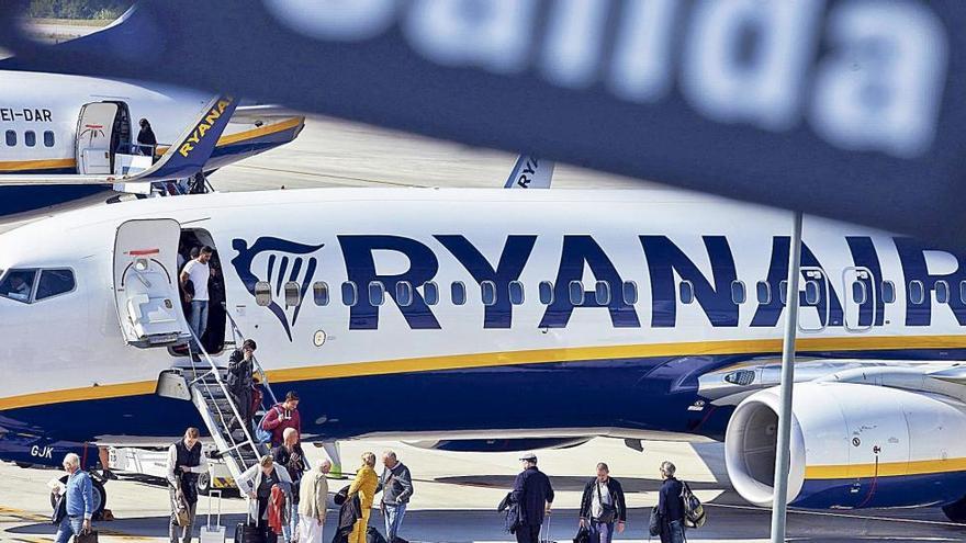 Un avión de Ryanair en el aeropuerto de Gando.