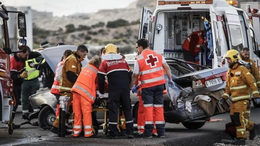 Momento en el que la ocupante del coche es atendida por los sanitarios tras ser rescatada por los bomberos.