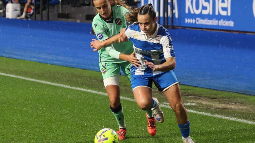 Espe Pizarro desborda a Alma en el duelo ante el Levante.