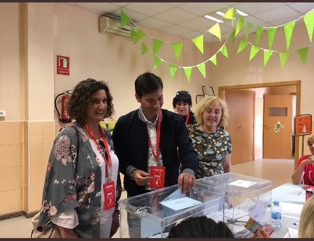 Rafa García (PSPV) vota en Burjassot acompañado por Mercedes Caballero.