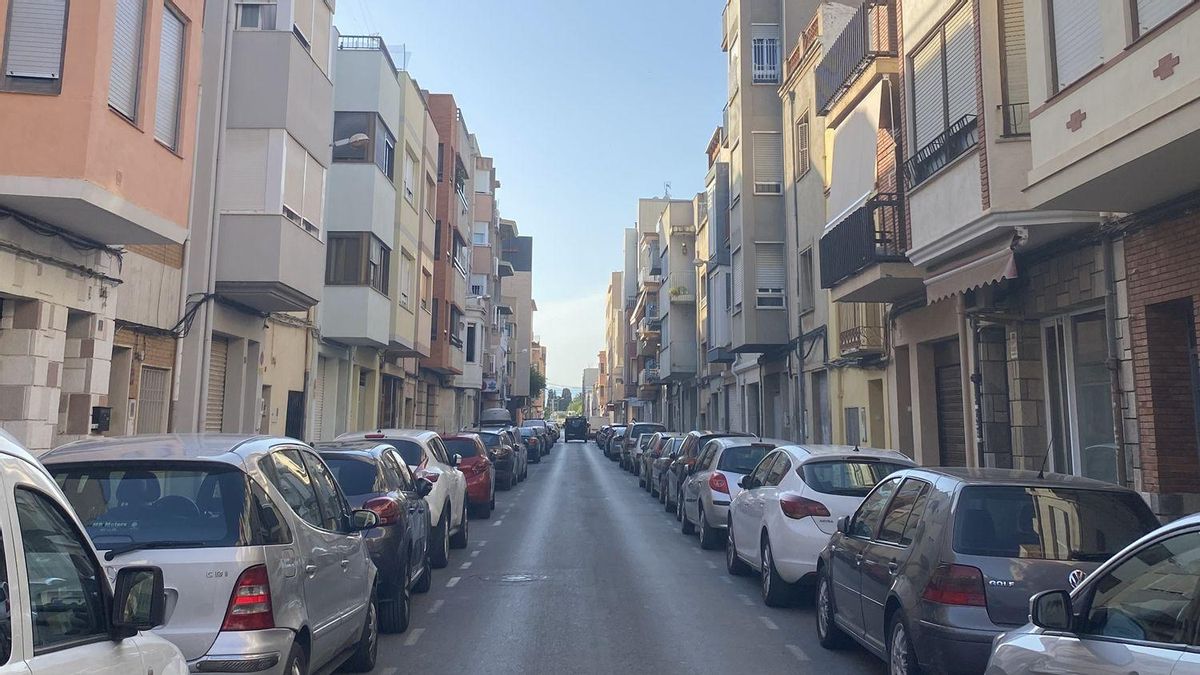 Imagen de la calle Ulldecona de Benicarló, donde vecinos denuncian problemas de okupación, delincuencia y suciedad en edificios.