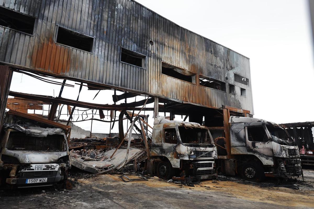 La nave de Dasatrans, calcinada dos meses después de la noche del incendio.