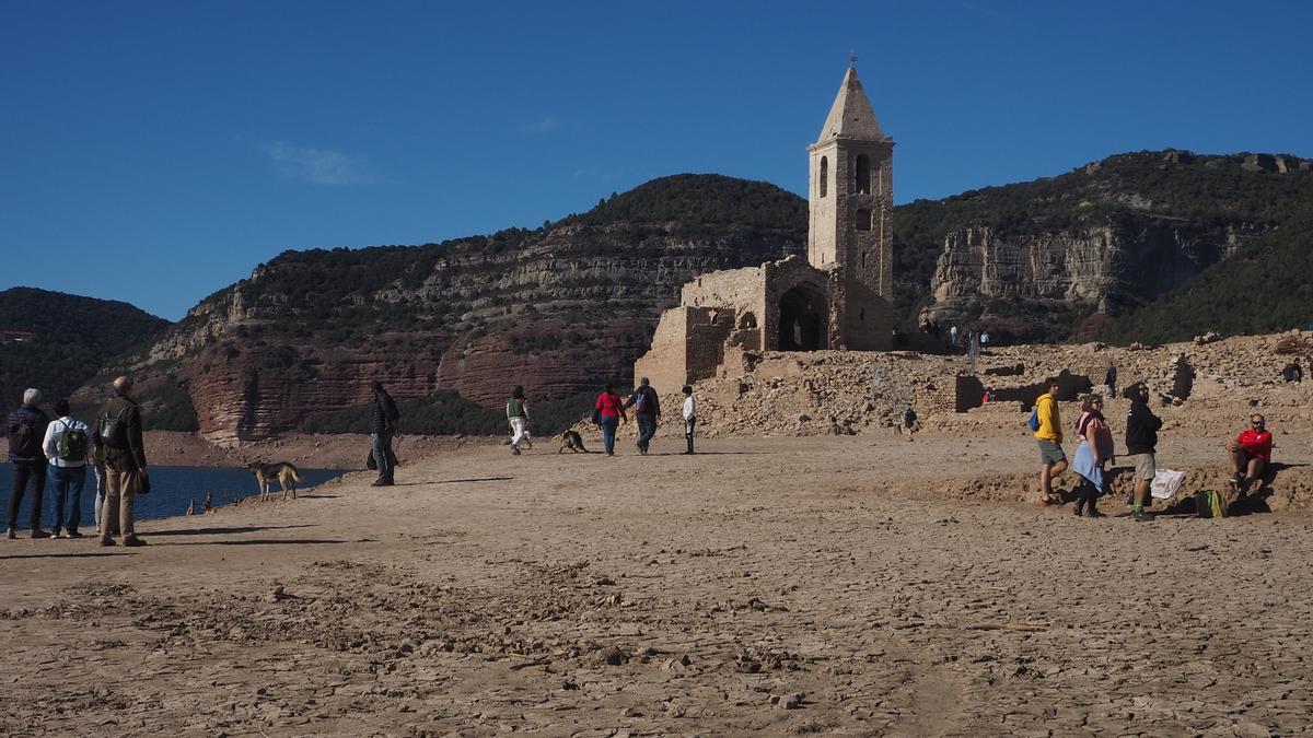 Turismo de sequía en el pantano de Sau