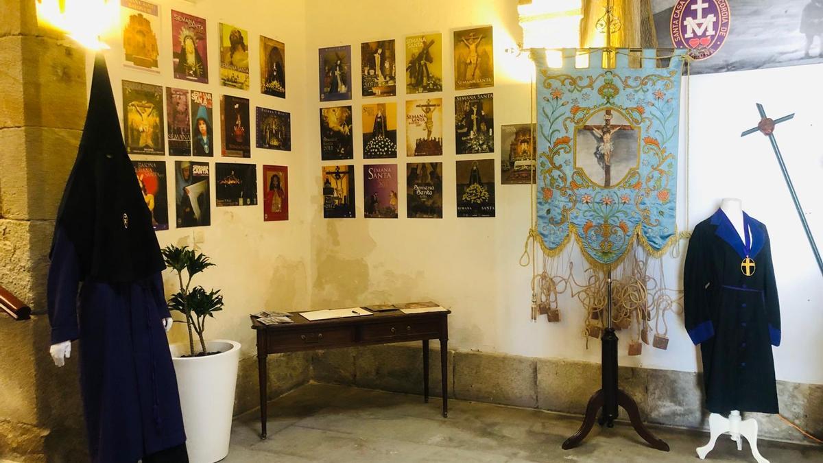 Exposición de la Hermandad de la Santa Casa de Paz y Misericordia en el consistorio de Baiona.