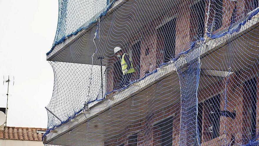 Un treballador en una obra a Girona; la construcció va ser el sector amb més creixement el 2019.