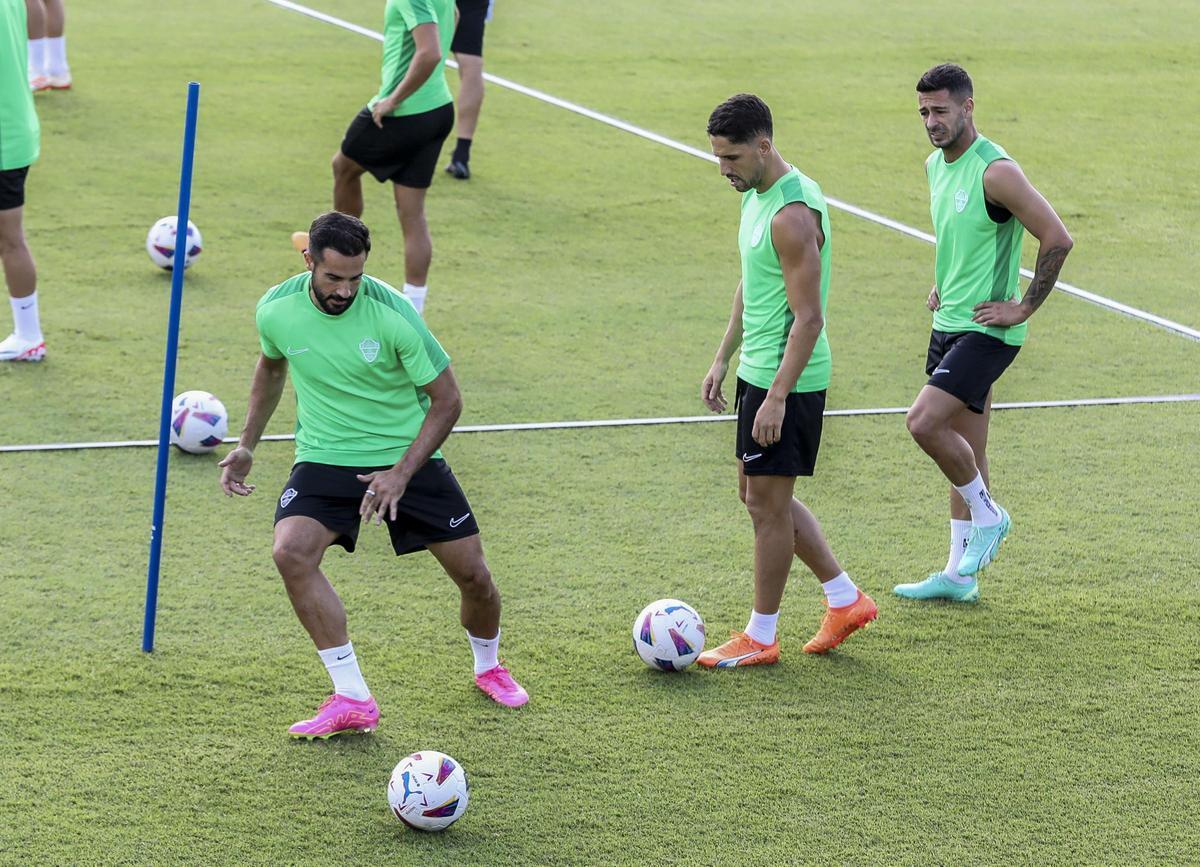 Mario Gaspar, izquierda, durante el entrenamiento de esta mañana con el Elche CF