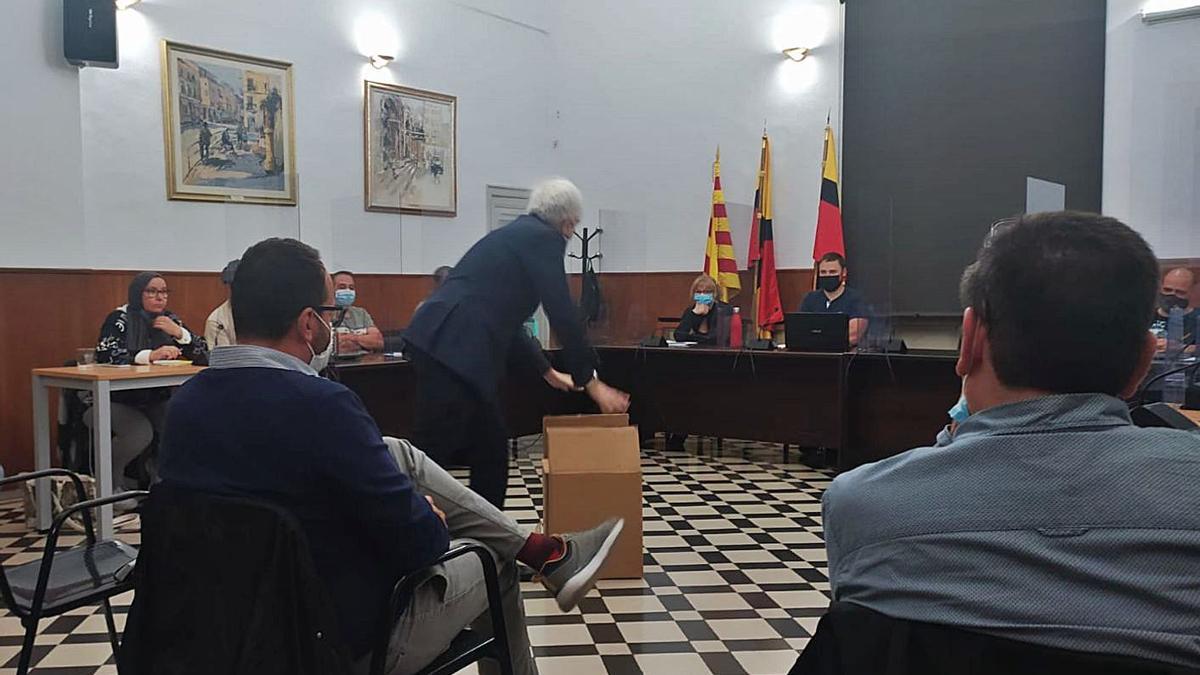 Els empresaris del polígon d’Artés van mostrar una caixa plena de llaunes durant el ple municipal | ARXIU PARTICULAR