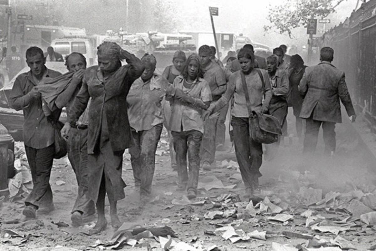 Una de les fotos icona dels atemptats de l’11-S a Nova York mostra persones cobertes per la pols dels ensorraments a prop del World Trade Center.