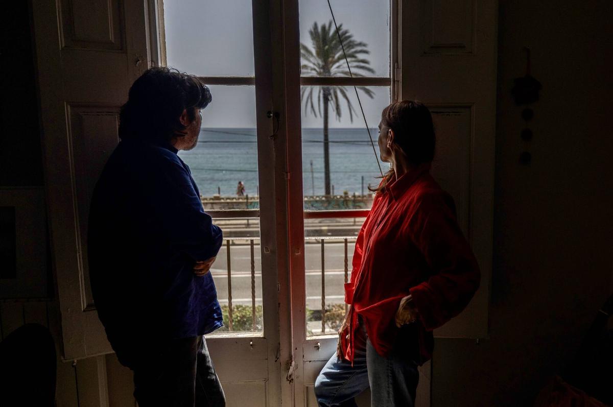 La pareja literaria Ariadna Castellarnau y Facundo Piperno en su casa-estudio en el Maresme