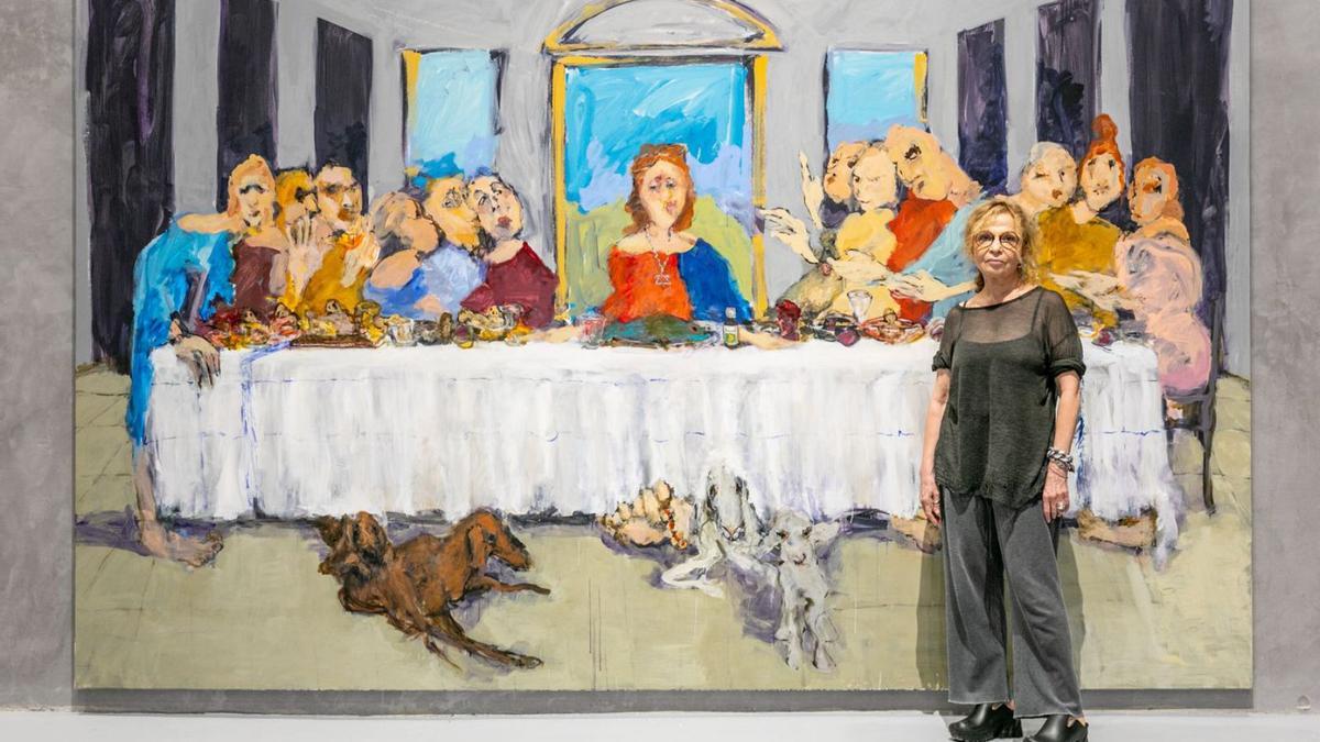 La artista y su cuadro estrella, ‘La última cena’, con Jesucristo representado por una mujer. 