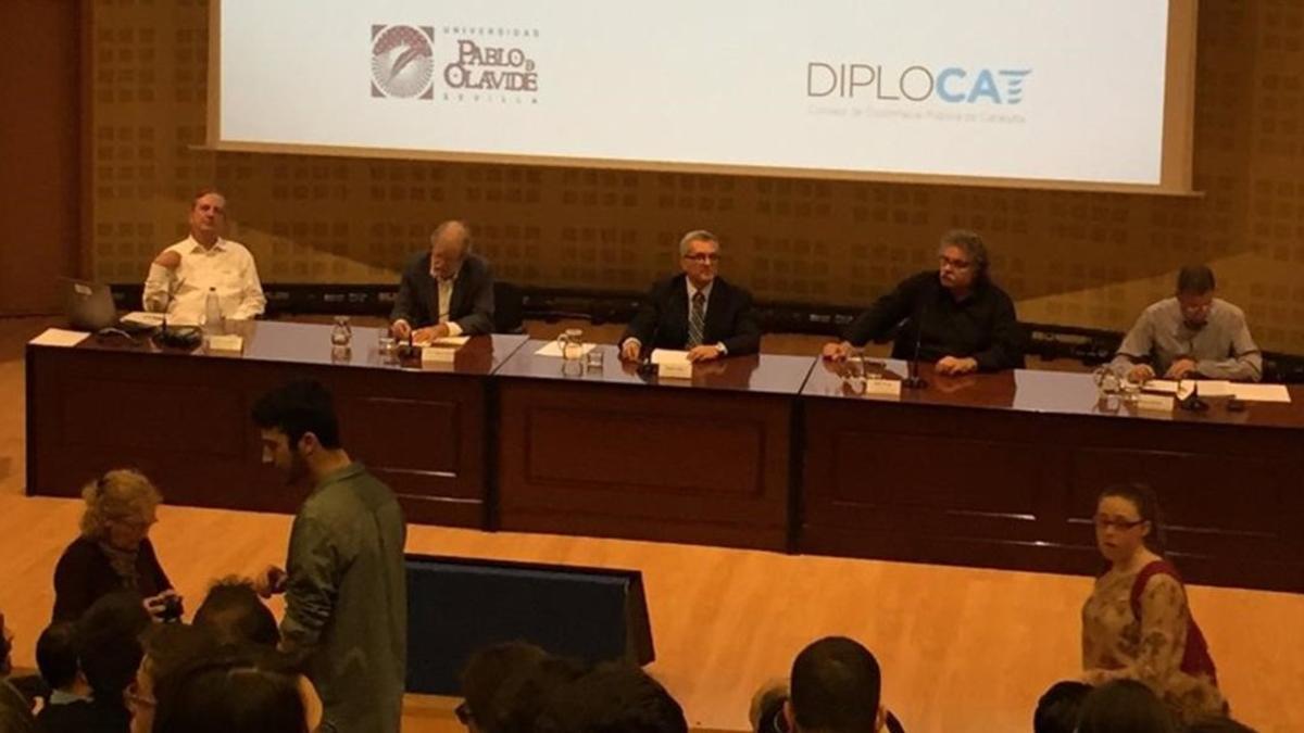 Iñaki Anasagasti, Juan Carlos Rodríguez Ibarra y Joan Tardà, en el debate organizado por Diplocat en Sevilla.