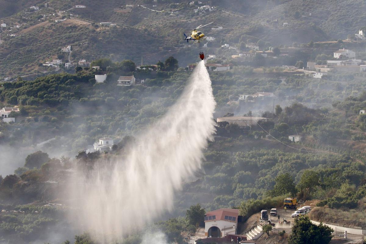 El Infoca lucha contra el incendio forestal declarado este viernes a mediodía en el término municipal de Árchez y que ha obligado a desalojar viviendas de diseminados de Árchez y Cómpeta. En este último municipio se ha instalado el puesto de mando para coordinar las labores de extinción, en la que participan una docena de medios aéreos y casi 150 bomberos forestales.