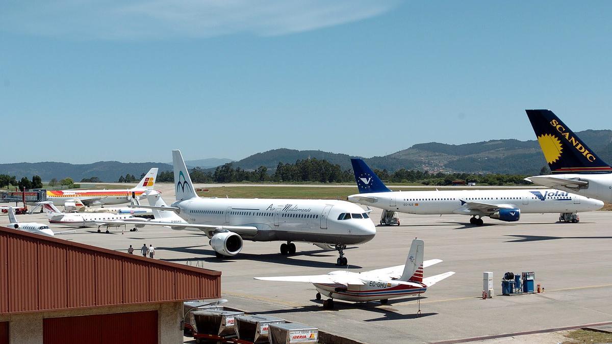 Aviones estacionados en el aeropuerto de Peinador con motivo de la Eurocopa de Portugal en 2004.