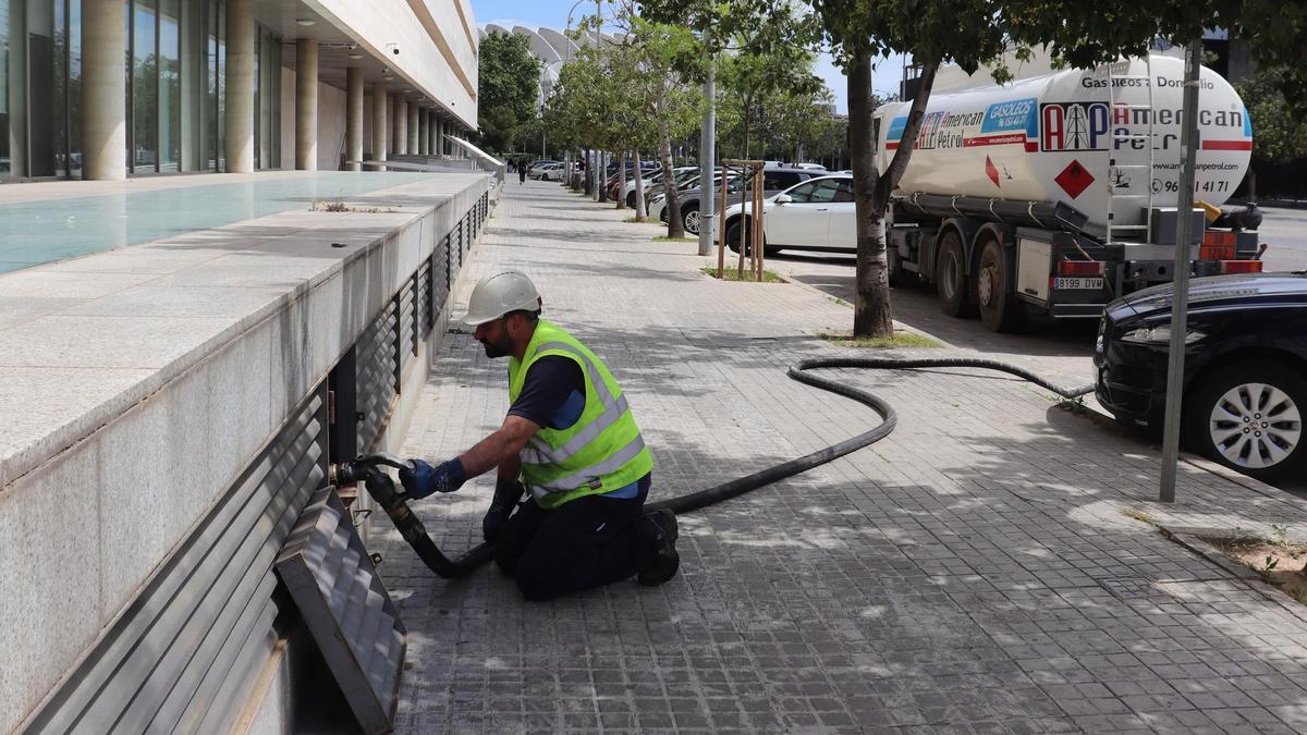 Reponen el gasóleo de los tres grupos electrógenos que dieron servicio a la Ciudad de la Justicia de València durante el apagón