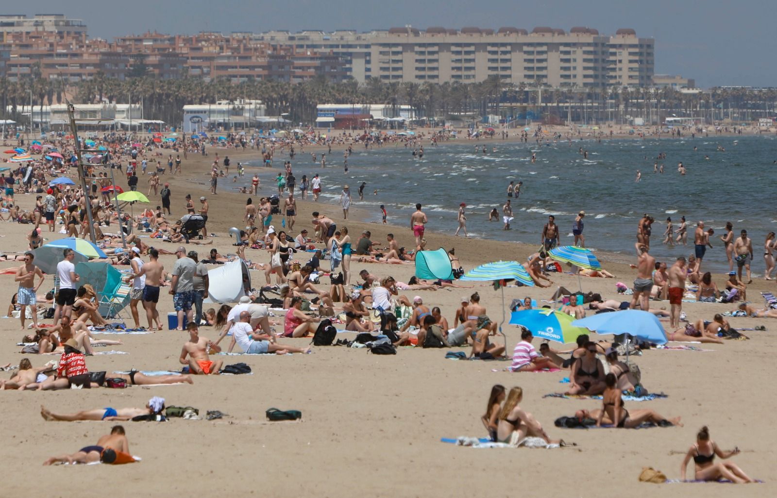 El calor llena la playa de la Malvarrosa