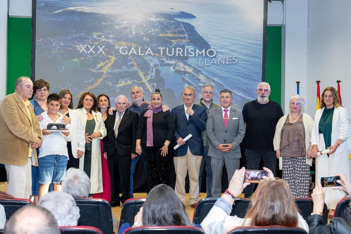 foto de familia de los premiados en la Gala del Turismo de 2025